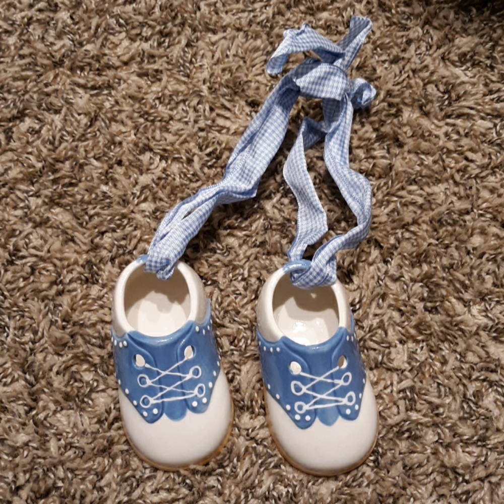 #606 NWT Clay Blue Saddle shoes with string.